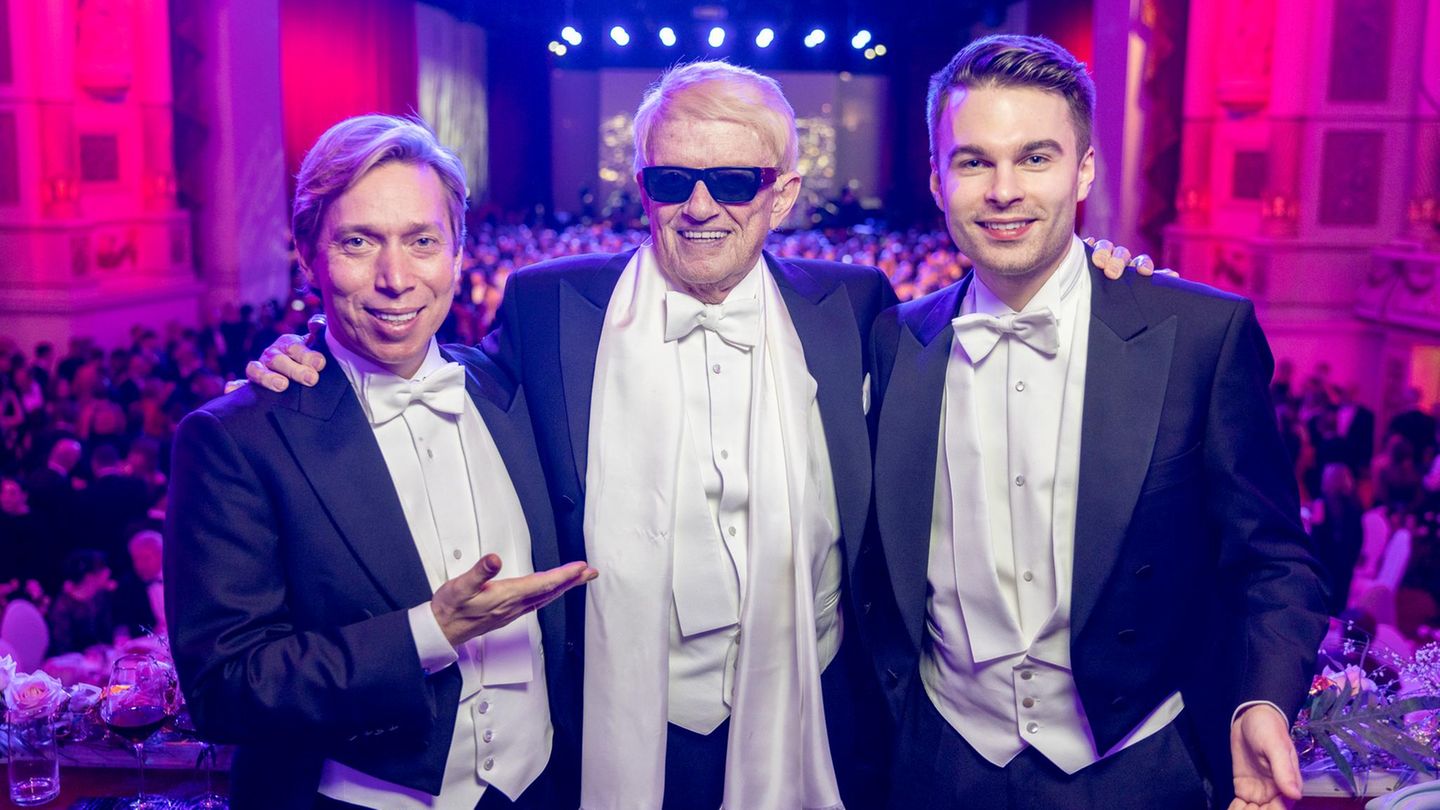 Heino mit seinem Manager Helmut Werner (l.) und Social-Media-Berater Benedict Bartsch (r.) auf dem Wiener Opernball