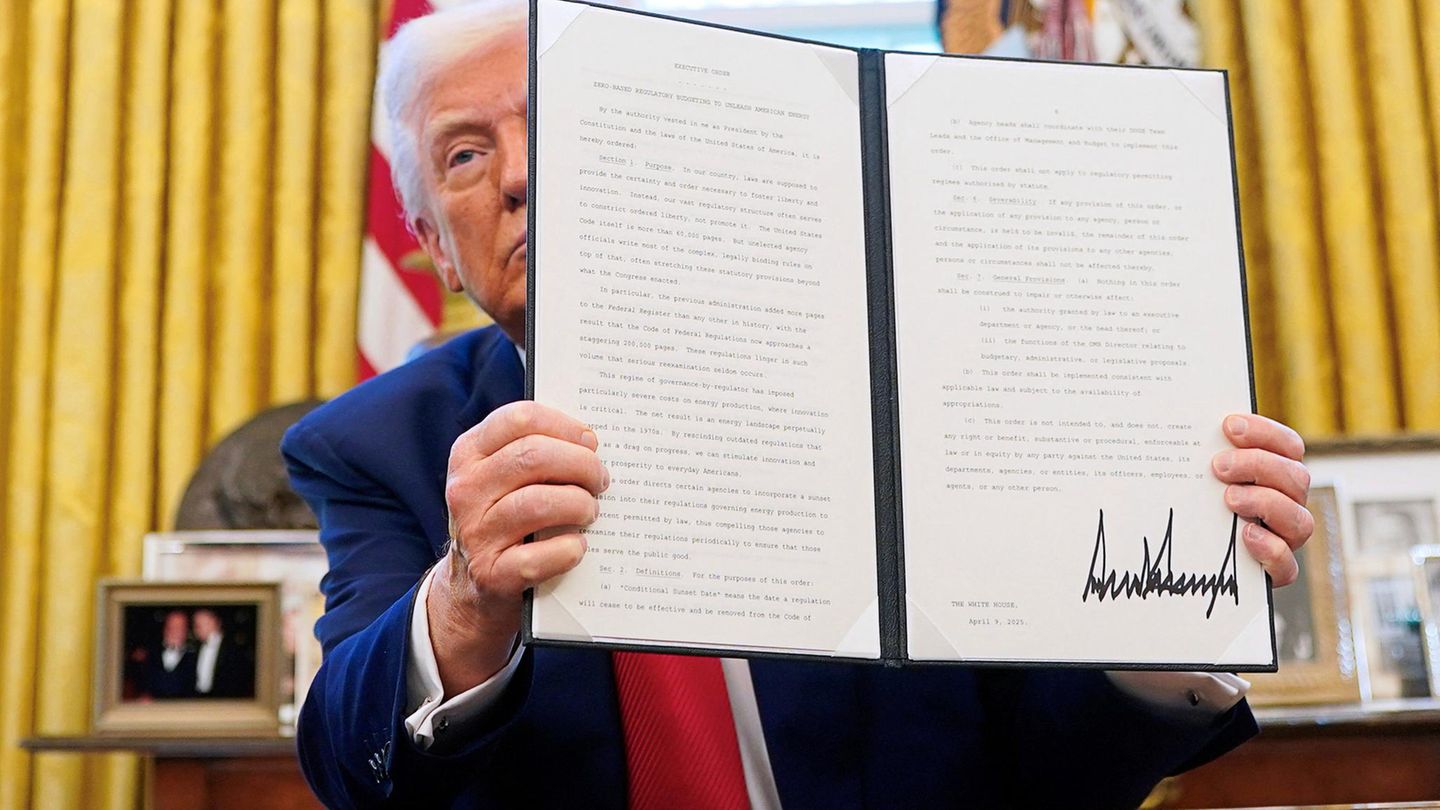 Donald Trump hält eine seiner Executive Orders hoch