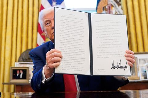 Donald Trump hält eine seiner Executive Orders hoch
