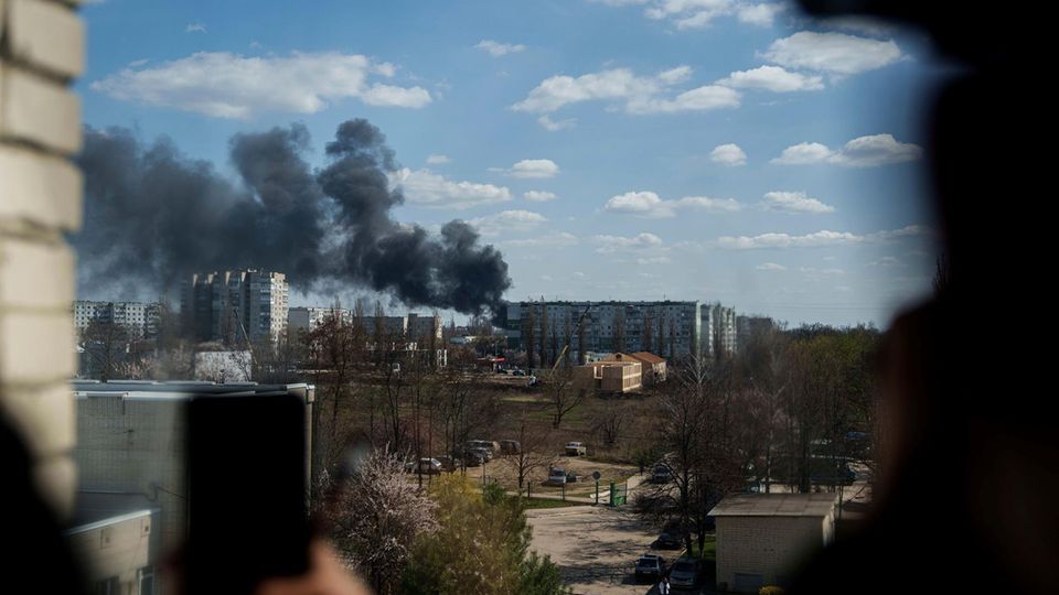 Russische Raketen schlagen bei Gottesdienst ein – Augenzeugen filmen die Szene Russische Raketen schlagen bei Gottesdienst ein – Augenzeugen filmen die Szene