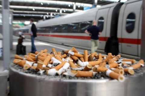 Ein Aschenbecher vor einem Zug