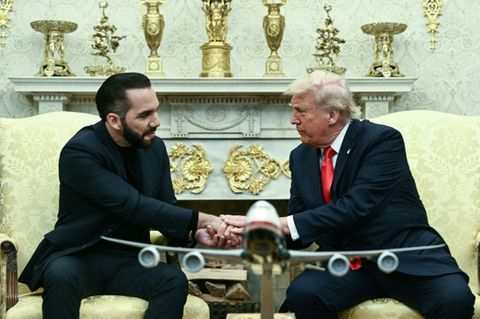 Bukele (l.) und Trump