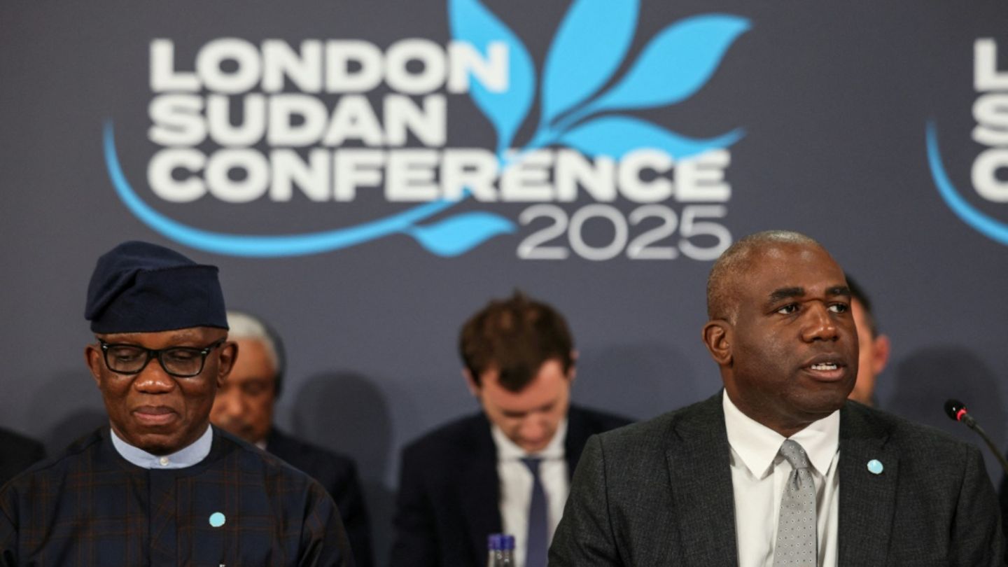 Der britische Außenminister Lammy (r.) und AU-Kommissar Adeoye am Dienstag in London