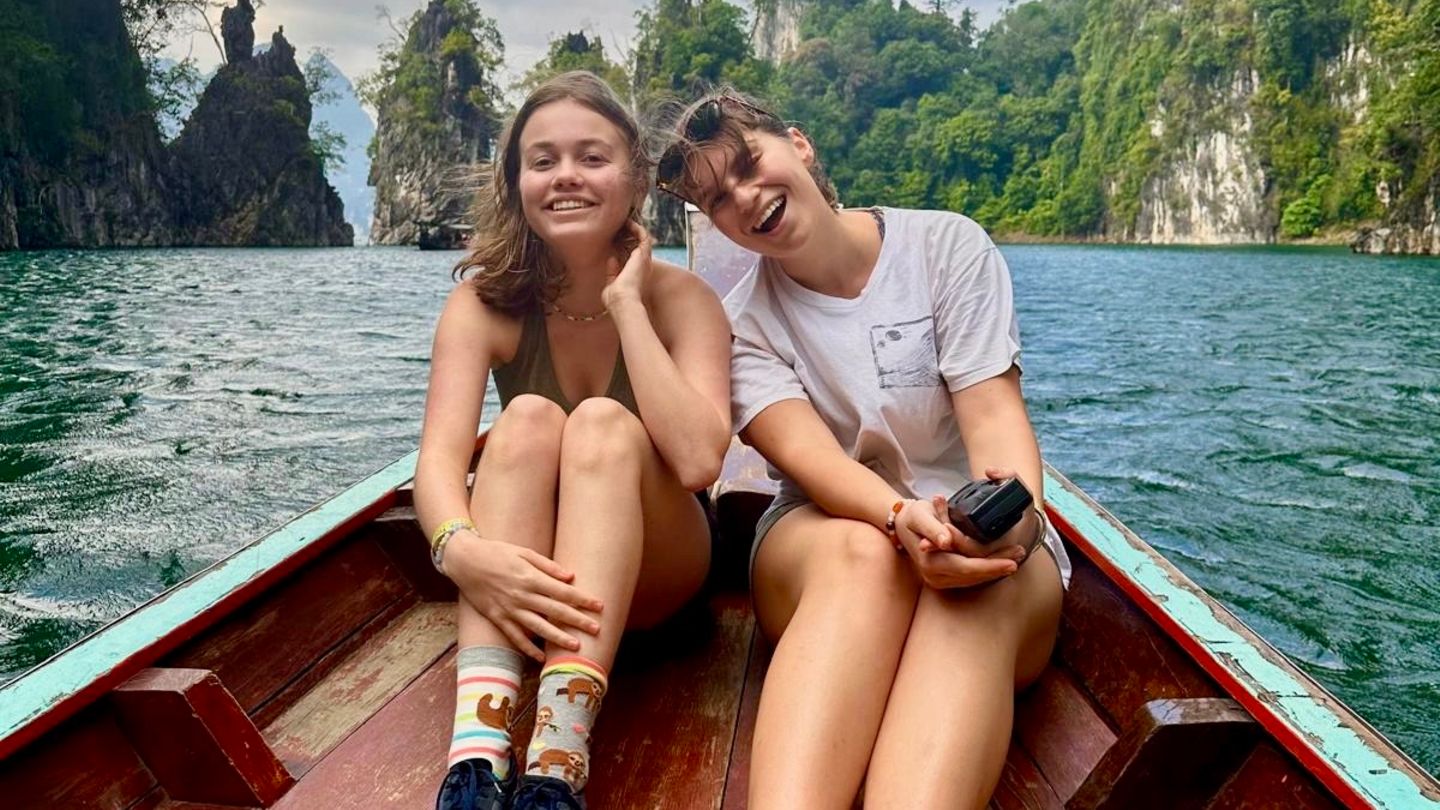 Im Januar 2025 starten Charlotte Pohl (l.) und Maria Lepère (r.) ihre Weltreise in Thailand. Da hatten sie noch Spaß