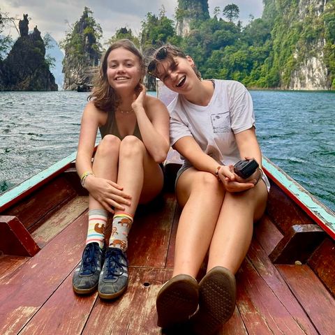 Im Januar 2025 starten Charlotte Pohl (l.) und Maria Lepère (r.) ihre Weltreise in Thailand. Da hatten sie noch Spaß