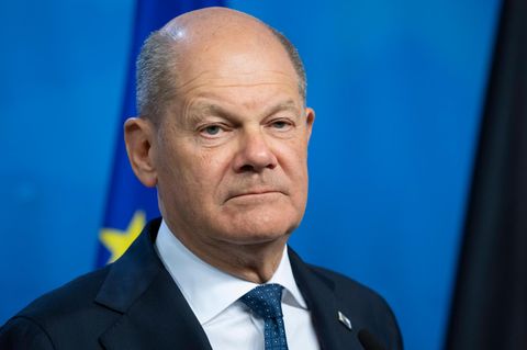 Olaf Scholz wurde im Mai 2023 von einem Passanten umarmt