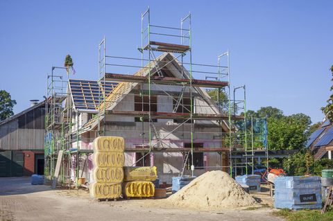 Zuletzt mehr Last als Lust: Eingerüstetes Einfamilienhaus in Fischerhude, Niedersachsen. Laut koalitionsvertrag soll Bauen billiger und einfacher werden