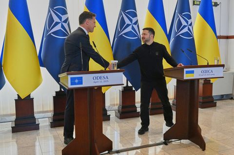 Nato-Generalsekretär Mark Rutte (l) und der Präsident der Ukraine, Wolodymyr Selenskyj