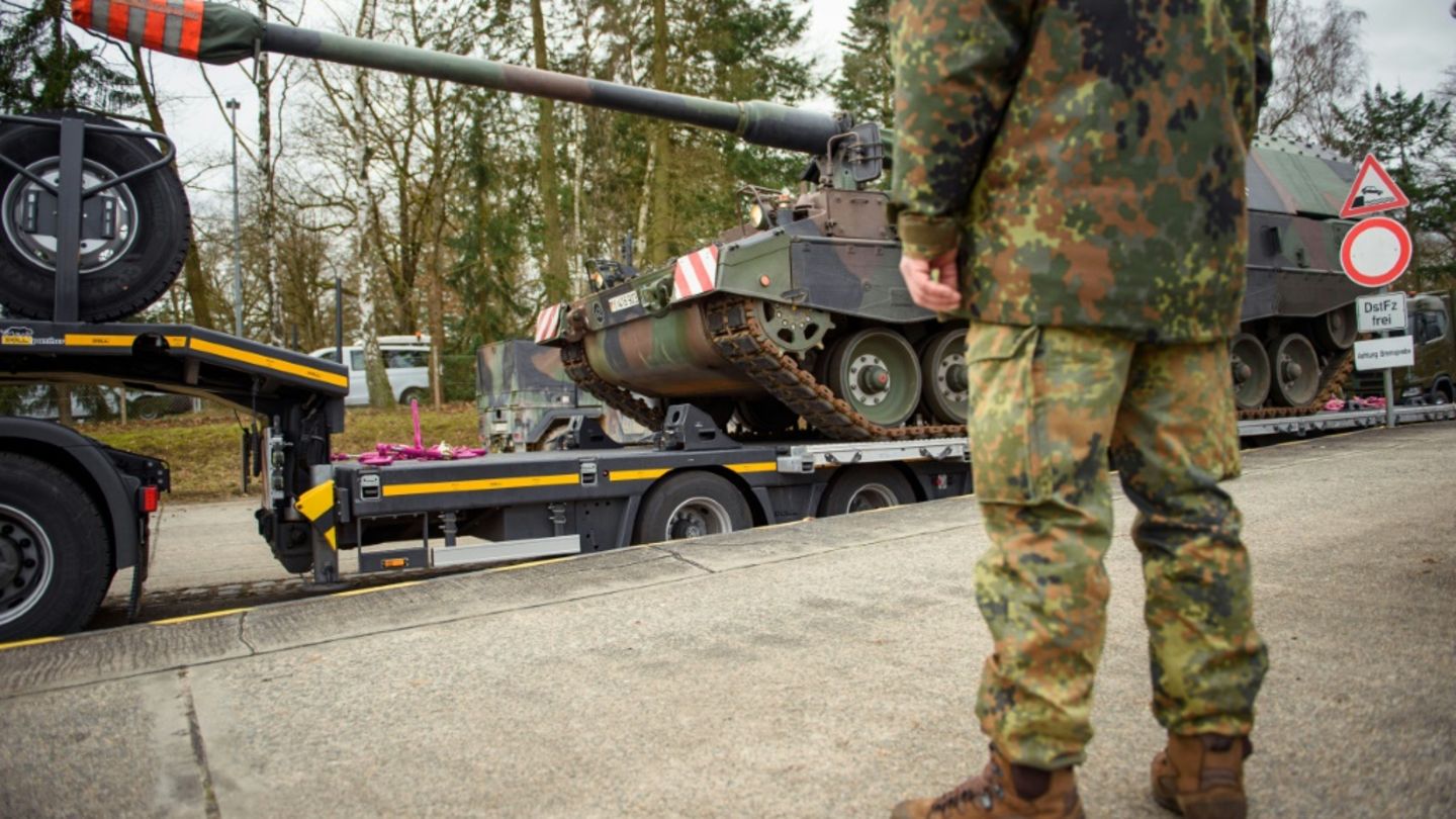 Transport einer Panzerhaubitze der Bundeswehr