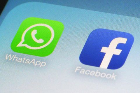 Die Icons von Facebook und Whatsapp auf einem Handy
