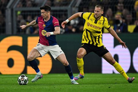 Barcelonas Robert Lewandowski (l) und BVB-Innenverteidiger Waldemar Anton kämpfen um den Ball