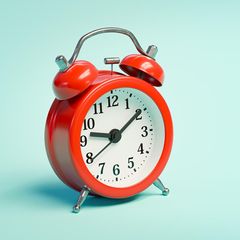 Quiz: Ein Wecker zeigt die Uhrzeit an. Es ist zehn Minuten nach Neun