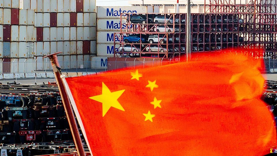Warum Trumps Strafzölle für Europa sogar von Vorteil sein können China gilt als einer der wichtigsten Handelspartner für die USA. Während der Zollstreit der amerikanischen Wirtschaft schadet, sind für Europa einige Vorteile möglich.