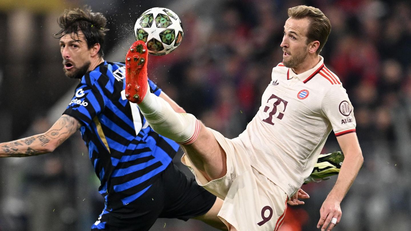 Münchens Harry Kane (r.) und Inters Francesco Acerbi kämpfen im Champions-League-Hinspiel um den Ball