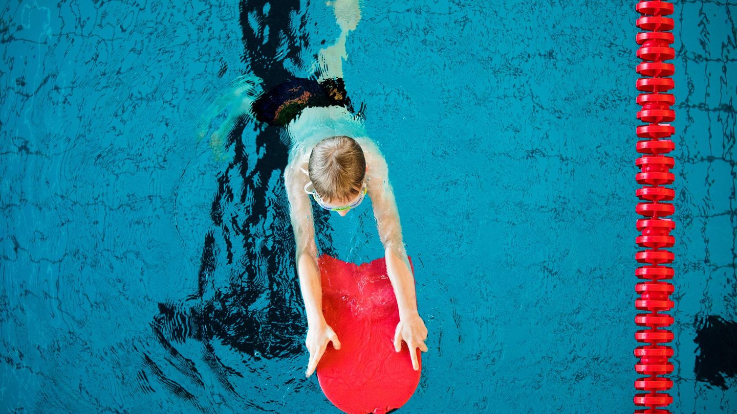 Ein Kind schwimmt
