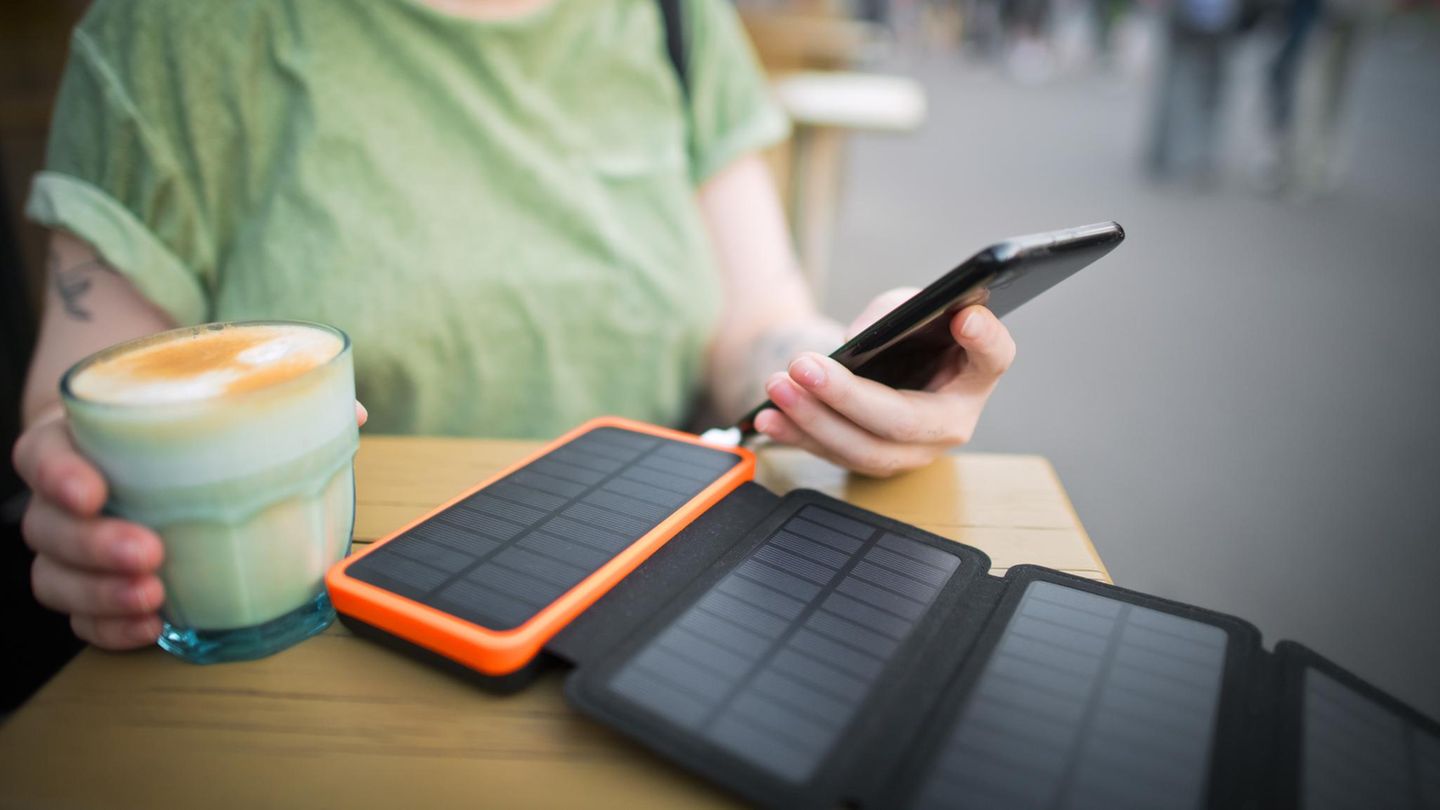 Solar-Powerbank liegt auf einem Tisch im Café