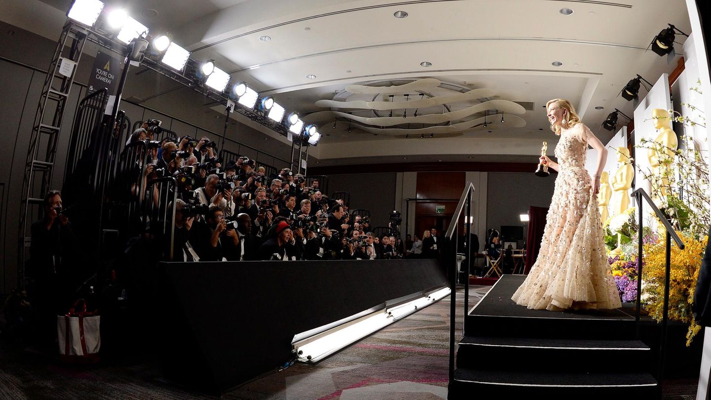 Cate Blanchett im Presseraum nach den Oscars, in Abendrobe, gegenüber von Fotografen.