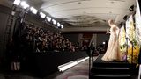 Cate Blanchett im Presseraum nach den Oscars, in Abendrobe, gegenüber von Fotografen.