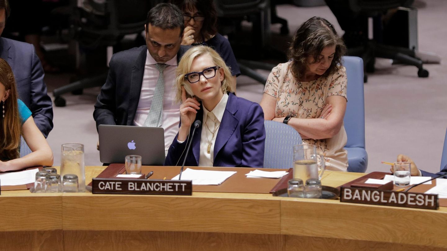 Seit Jahrzehnten engagiert sich Cate Blanchett für das Flüchtlingshilfswerk der Vereinten Nationen, hier 2018 im Vorfeld einer Tagung des Sicherheitsrats zur Lage der Rohingya in Bangladesch. Vor allem das Thema Staatenlosigkeit beschäftigt Blanchett: "Ich frage mich, ob diejenigen, die Mauern und Stacheldrahtzäune als Lösung für die 36,4 Millionen Flüchtlinge weltweit sehen, jemals einen Flüchtling getroffen haben"