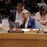 Seit Jahrzehnten engagiert sich Cate Blanchett für das Flüchtlingshilfswerk der Vereinten Nationen, hier 2018 im Vorfeld einer Tagung des Sicherheitsrats zur Lage der Rohingya in Bangladesch. Vor allem das Thema Staatenlosigkeit beschäftigt Blanchett: "Ich frage mich, ob diejenigen, die Mauern und Stacheldrahtzäune als Lösung für die 36,4 Millionen Flüchtlinge weltweit sehen, jemals einen Flüchtling getroffen haben"