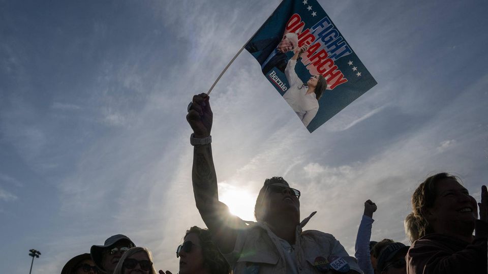 Frust und Wut über US-Demokraten nehmen zu: "Benötigen Rückgrat" Ein historisches Tief für die Demokraten in den USA: Nur noch 29% der Amerikaner haben einen positiven Blick auf die Partei – und die Mehrheit wisse nicht, wofür sie noch stehe.