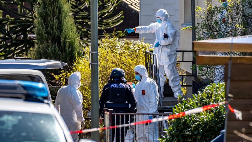 Polizei und Beamte der Spurensicherung am Tatort Polizei und Beamte der Spurensicherung am Tatort