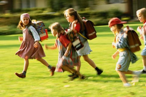 Tornister auf dem Rücken, Sandalen an den Füßen – so konnte man los zur Grundschule!