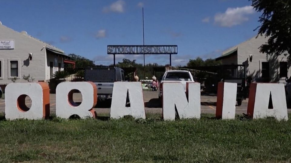 Große Ortssteine bilden den Namen der Bewegung "Orania" in Südafrika