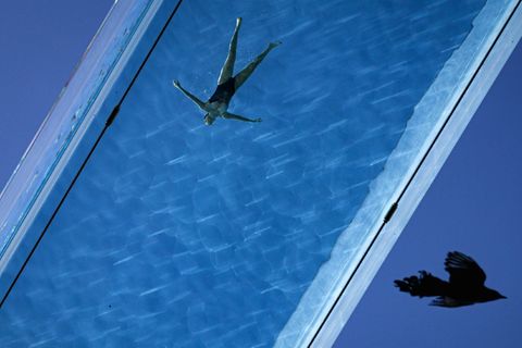 Frau schwimmt in Pool