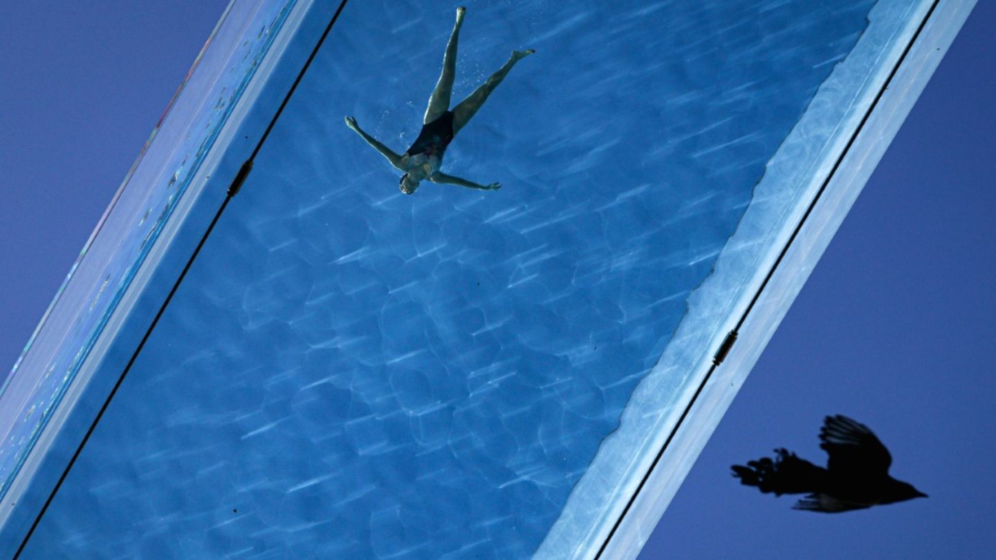 Frau schwimmt in Pool