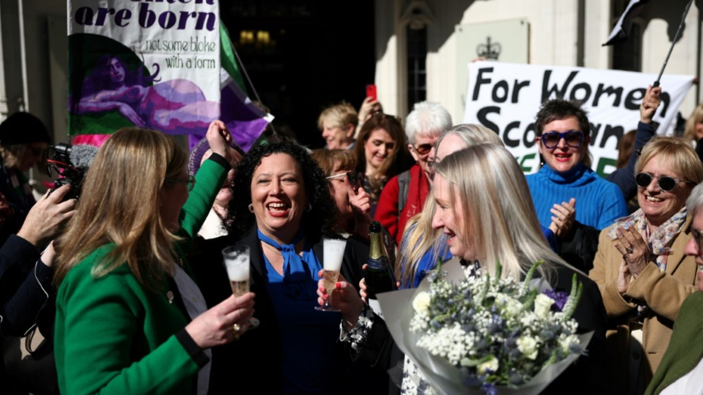 Jubel bei den Aktivistinnen von "For Women Scotland"