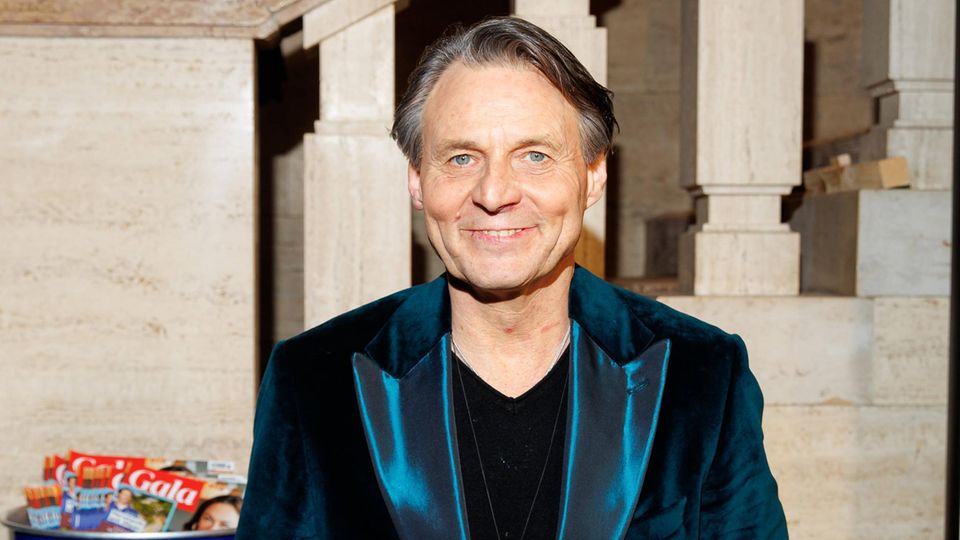 GZSZ-Schauspieler Wolfgang Bahro in einem blauen Samtsacko auf der Berlinale 2025