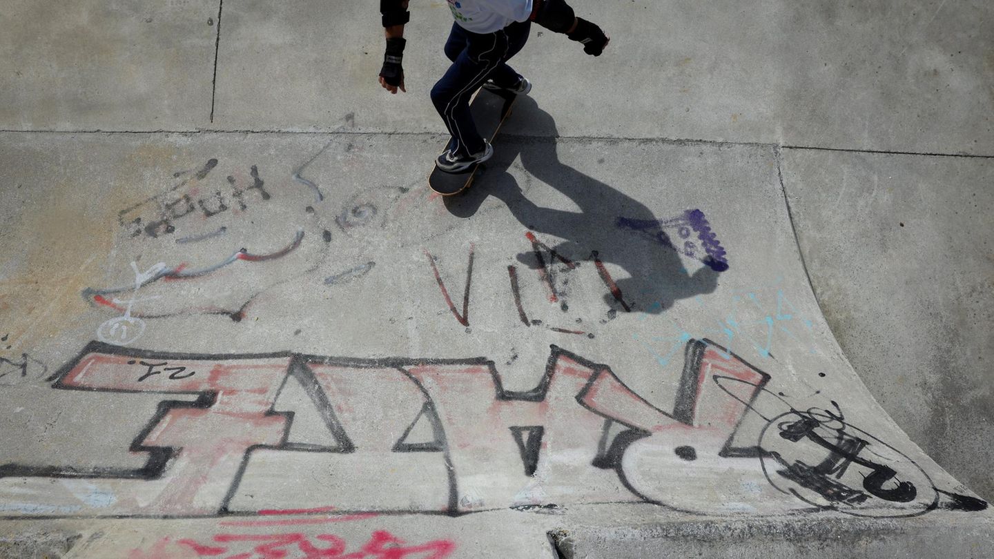 In die Skateboard-Kultur fügt er sich auch mit seinem Kleidungsstil ein