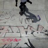 In die Skateboard-Kultur fügt er sich auch mit seinem Kleidungsstil ein