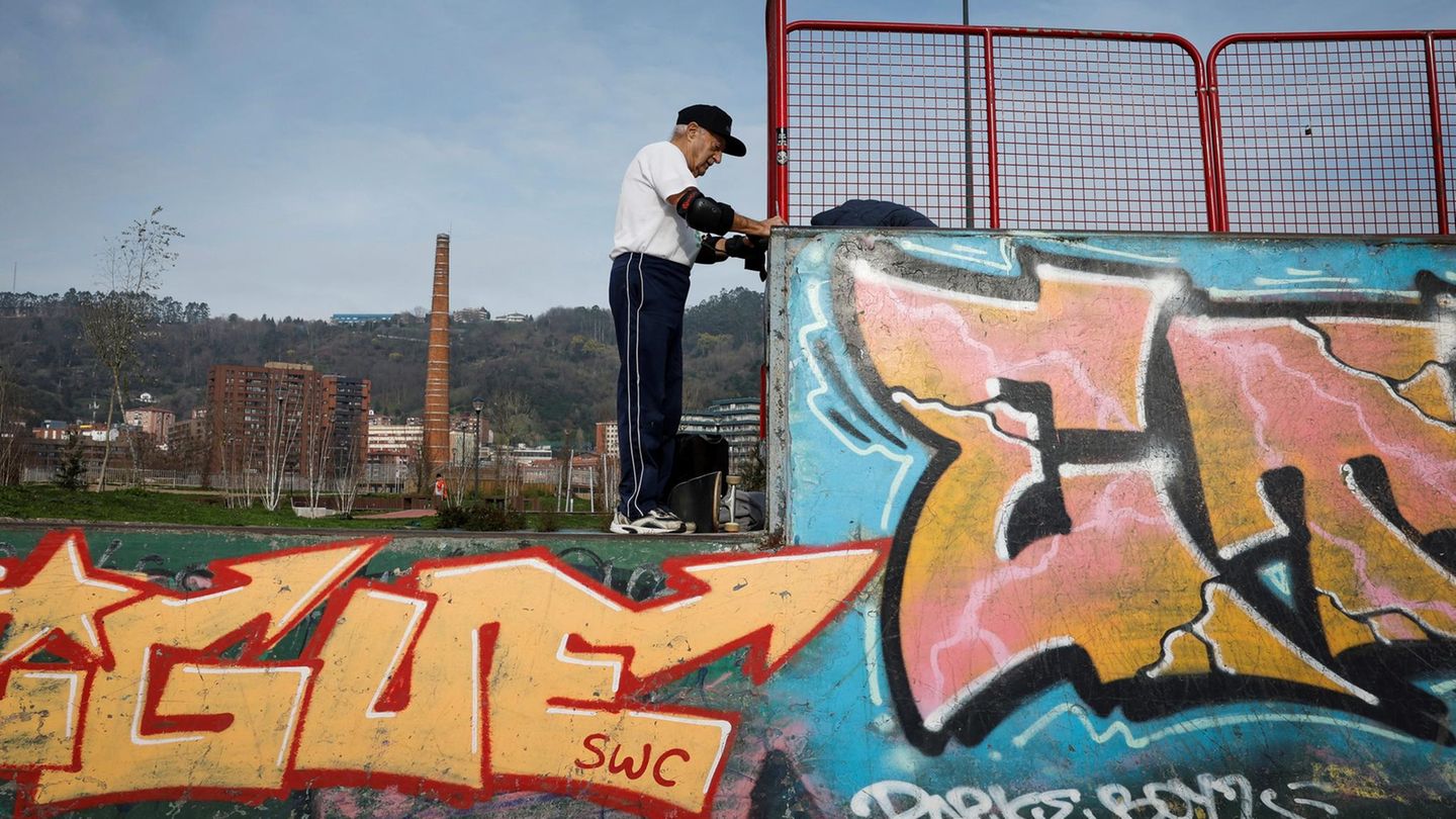 88 Jahre alter Skateboarder