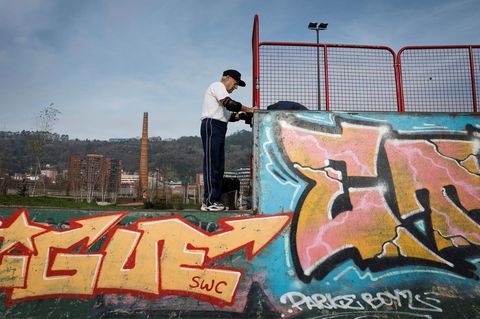 88 Jahre alter Skateboarder