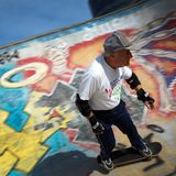 88 Jahre alter Skateboarder