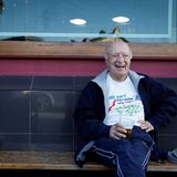 88 Jahre alter Skateboarder