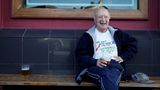 88 Jahre alter Skateboarder