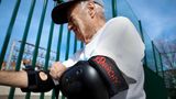 88 Jahre alter Skateboarder