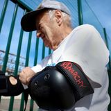 88 Jahre alter Skateboarder