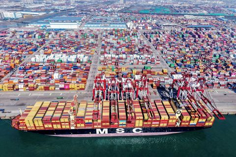 Container an einem Hafen