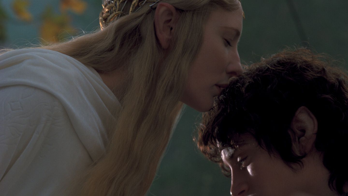 Cate Blanchett gibt als Elefenkönigin Elijah Wood einen Kuss auf die Stirn.
