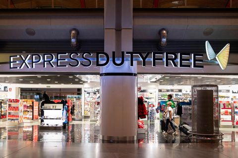 Gäste besuchen einen Express Duty Free Shop am Flughafen in Madrid