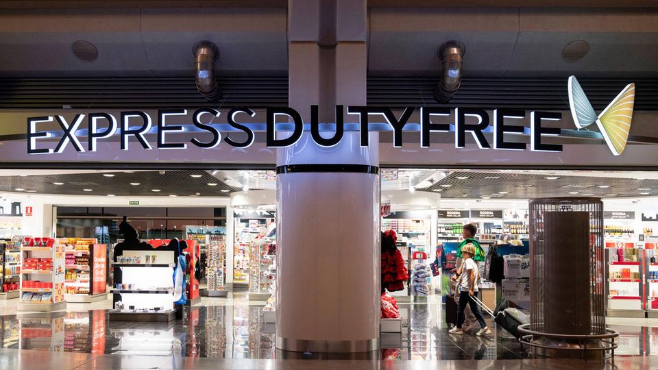 Gäste besuchen einen Express Duty Free Shop am Flughafen in Madrid