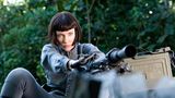 Cate Blanchett zielt im schwarzen Bob mit einer Waffe auf die Kamera.