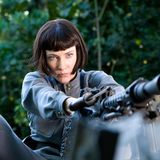 Cate Blanchett zielt im schwarzen Bob mit einer Waffe auf die Kamera.