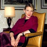 Cate Blanchett im roten Kostüm im Hotel Atlantic auf einem Sessel.
