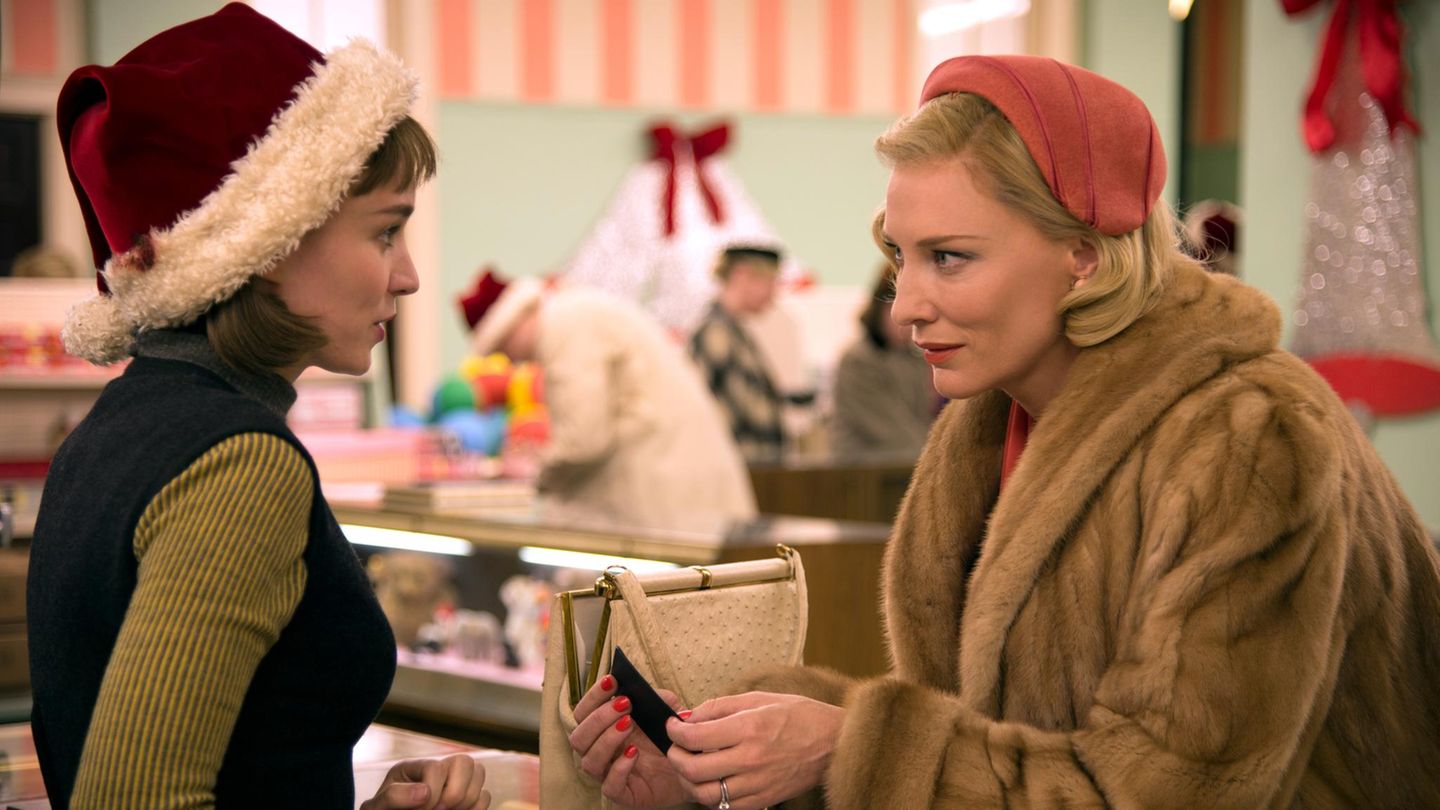 In ihrer Rolle als Carol Aird verführt Blanchett als elegante Geschiedene eine jüngere Kaufhausangestellte. Als Carols Ehemann von der Affäre erfährt, droht er, ihr das Sorgerecht für die gemeinsame Tochter zu entziehen. Für "Carol" ist Blanchett 2015 gleichzeitig für Oscar, Bafta und Golden Globe nominiert und wird von der Kritik gefeiert 