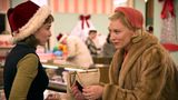 In ihrer Rolle als Carol Aird verführt Blanchett als elegante Geschiedene eine jüngere Kaufhausangestellte. Als Carols Ehemann von der Affäre erfährt, droht er, ihr das Sorgerecht für die gemeinsame Tochter zu entziehen. Für "Carol" ist Blanchett 2015 gleichzeitig für Oscar, Bafta und Golden Globe nominiert und wird von der Kritik gefeiert 